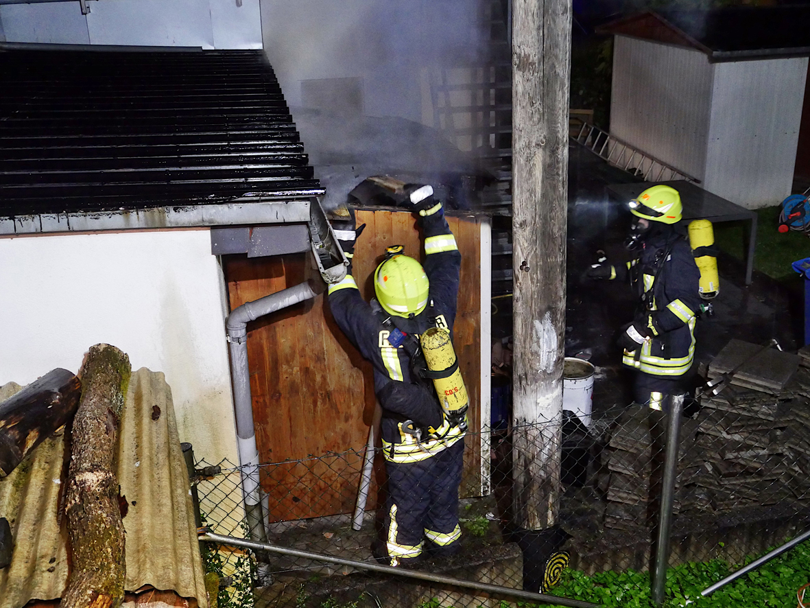 Nächtlicher Brand eines Schuppens