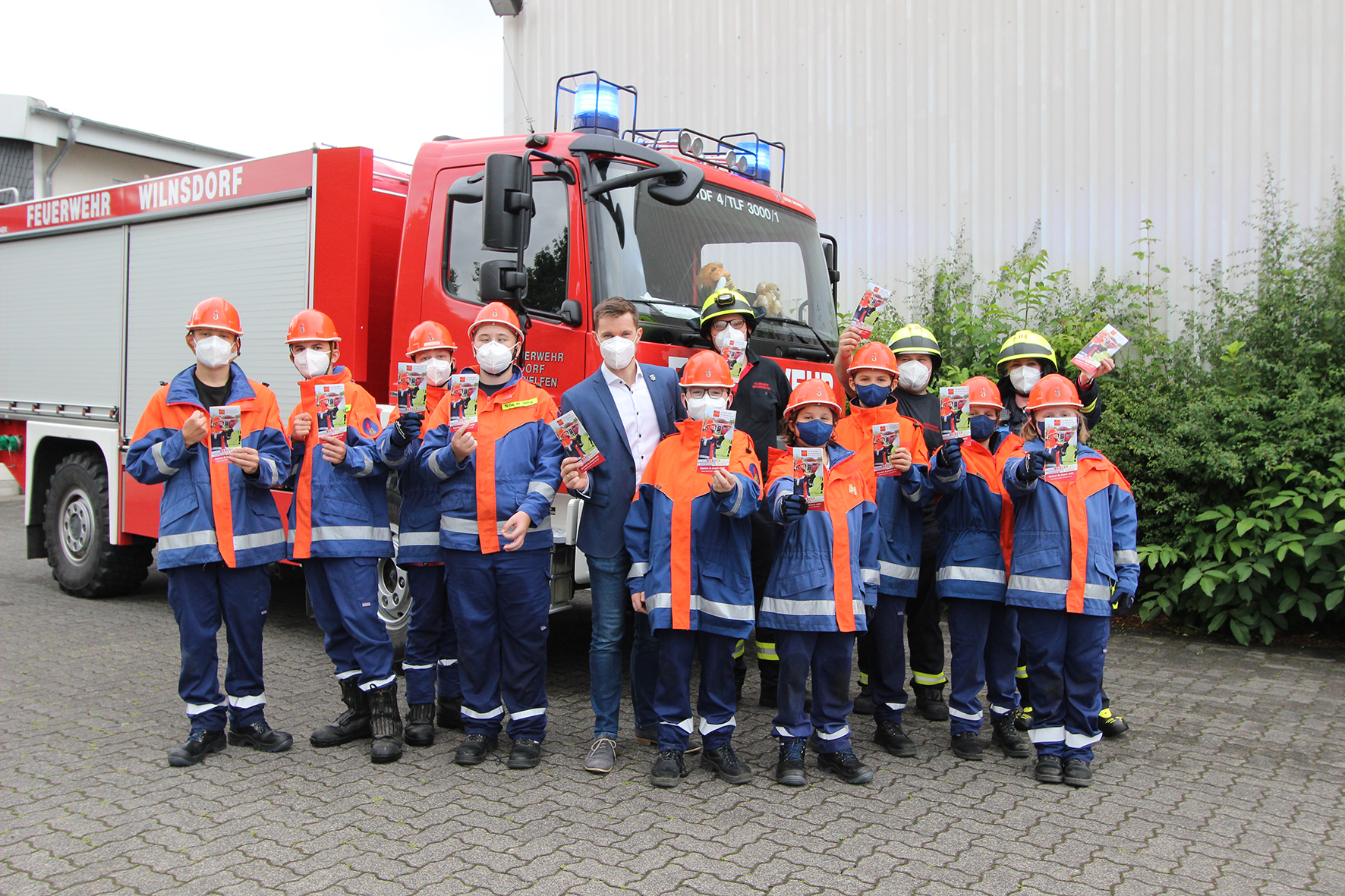 Mit einem neuen Infoflyer wirbt die Jugendfeuerwehr der Gemeinde Wilnsdorf für neue Mitglieder. Das Faltblatt wird bald in den Wilnsdorfer Schulen und Ortsteilen verteilt.