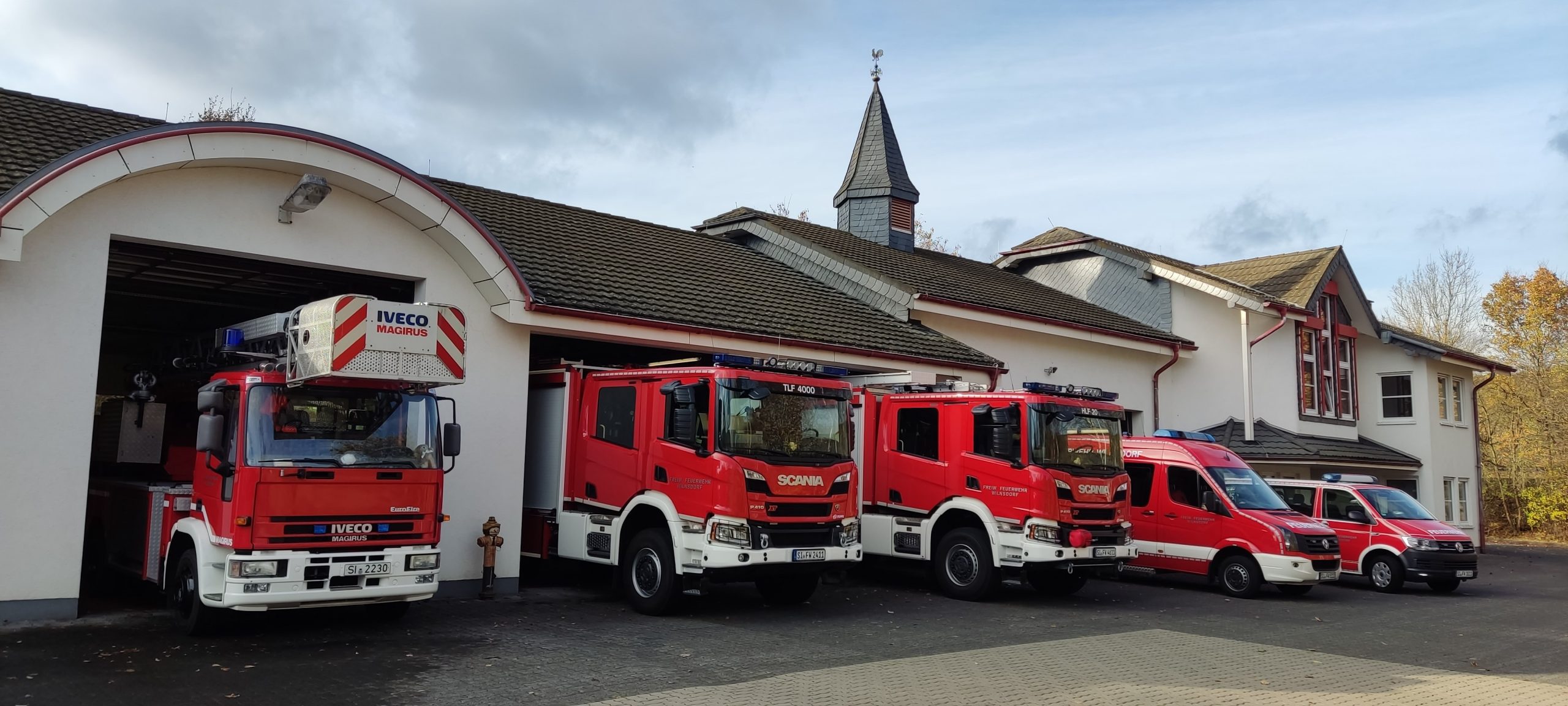 Feuerwehrgerätehaus Wilnsdorf mit Fahrzeugen