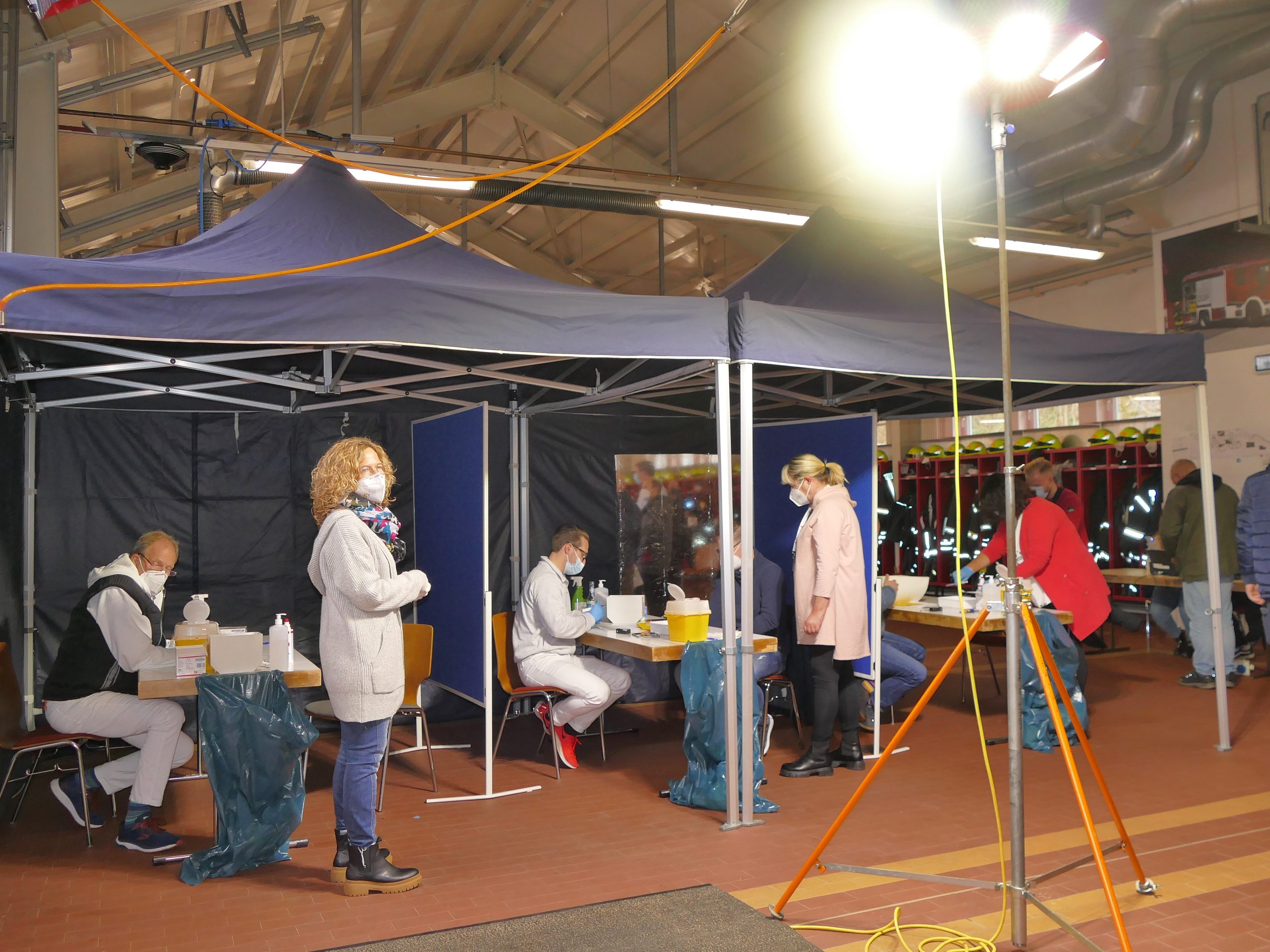 Die Ärzte Falk Uhlig, Dr. Florian Becher, Dr. Michael Brock und die zahlreiche Arzthelferinnen und weiteres organisatorischen Personal hatten alles im Griff
