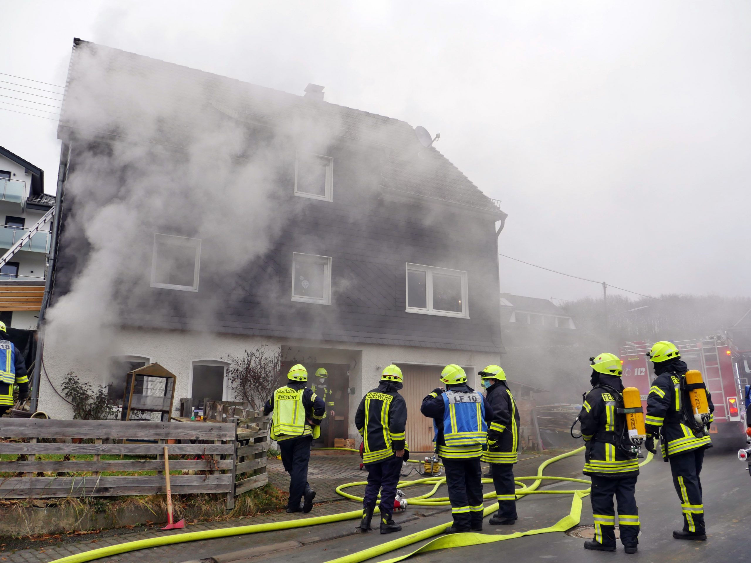 Feuerwehr rettet 21-Jährige bei Brand in Wohnhaus