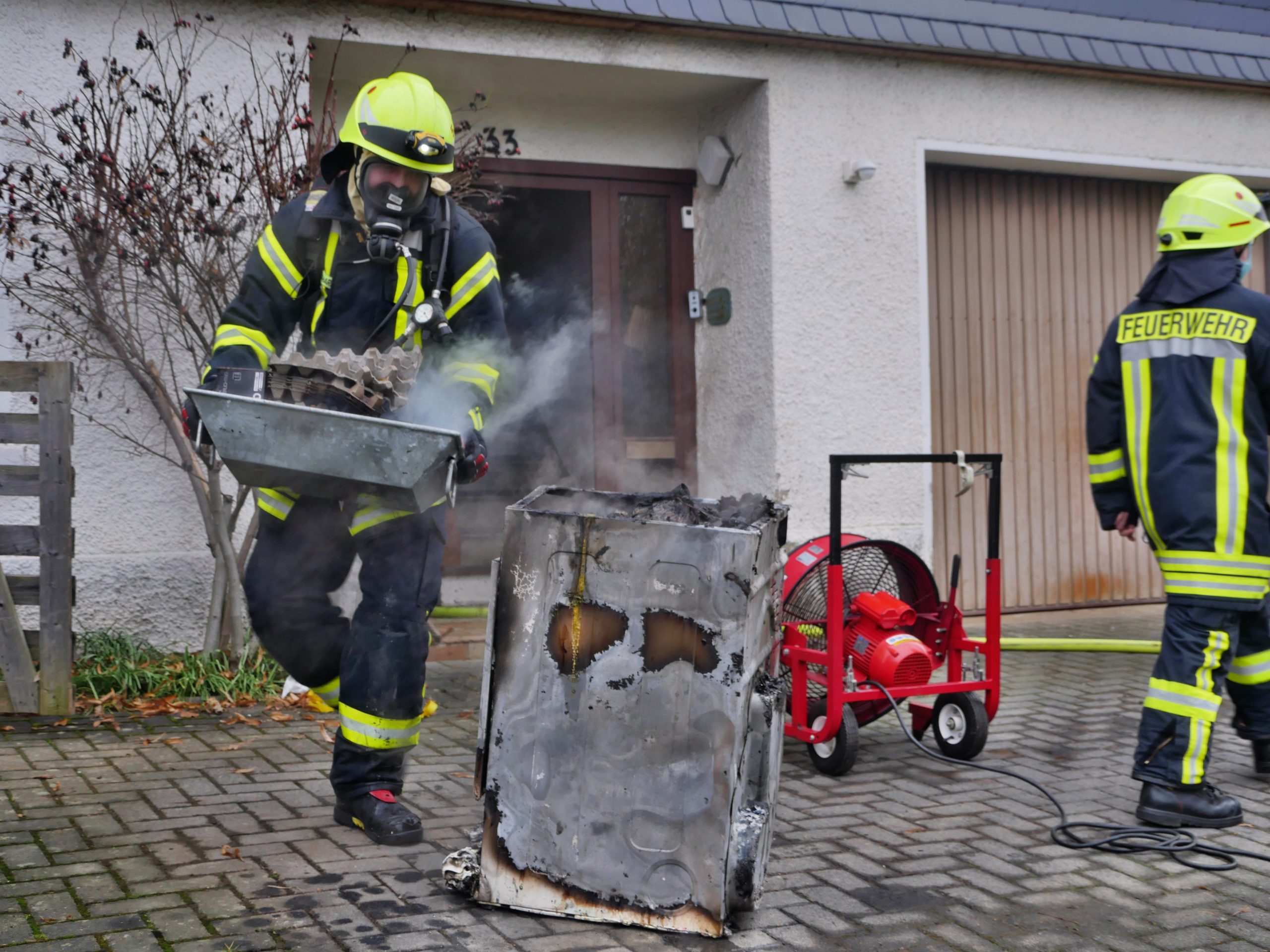 Feuerwehr rettet 21-Jährige bei Brand in Wohnhaus