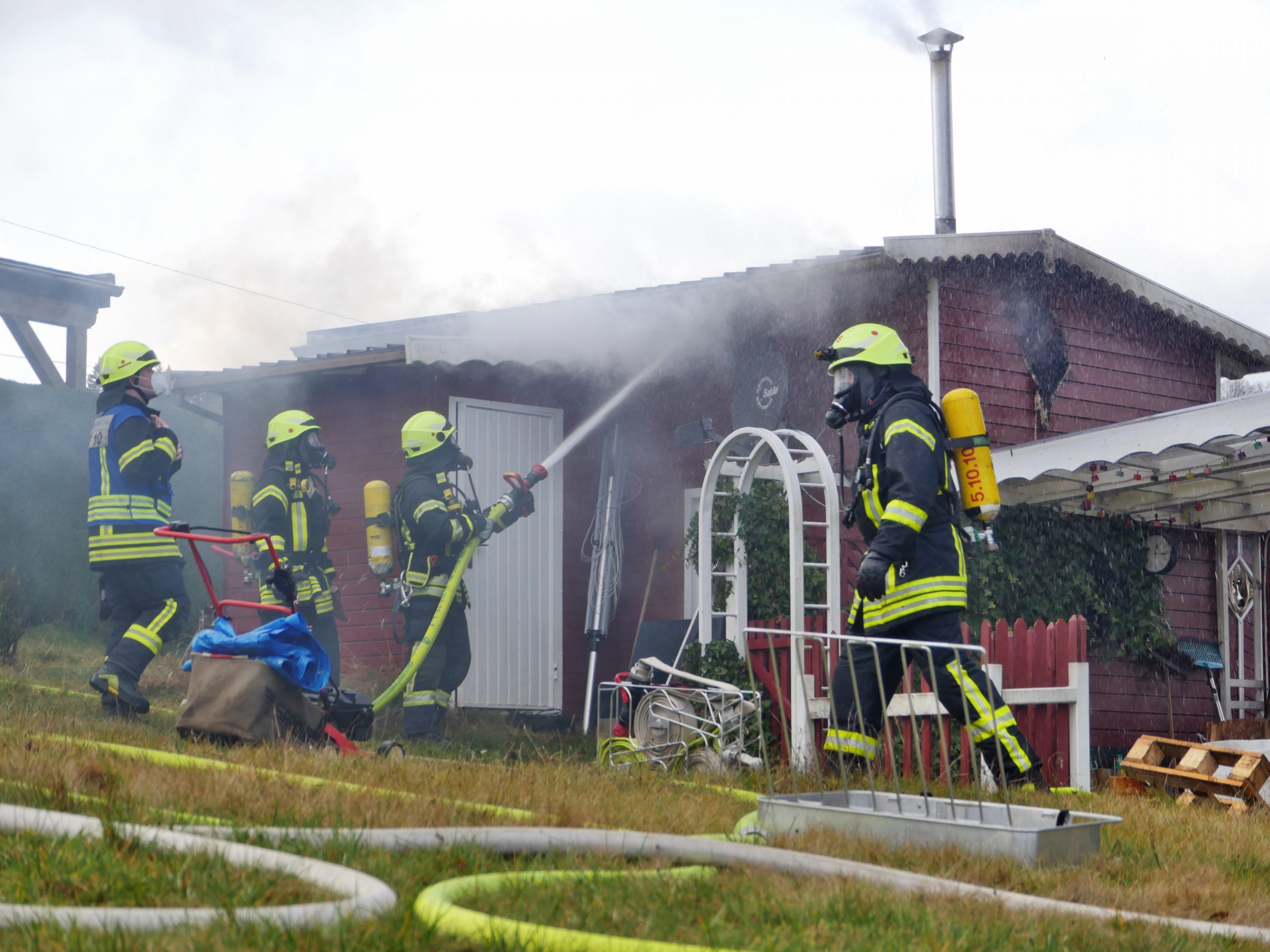 Gartenhütte in Flammen