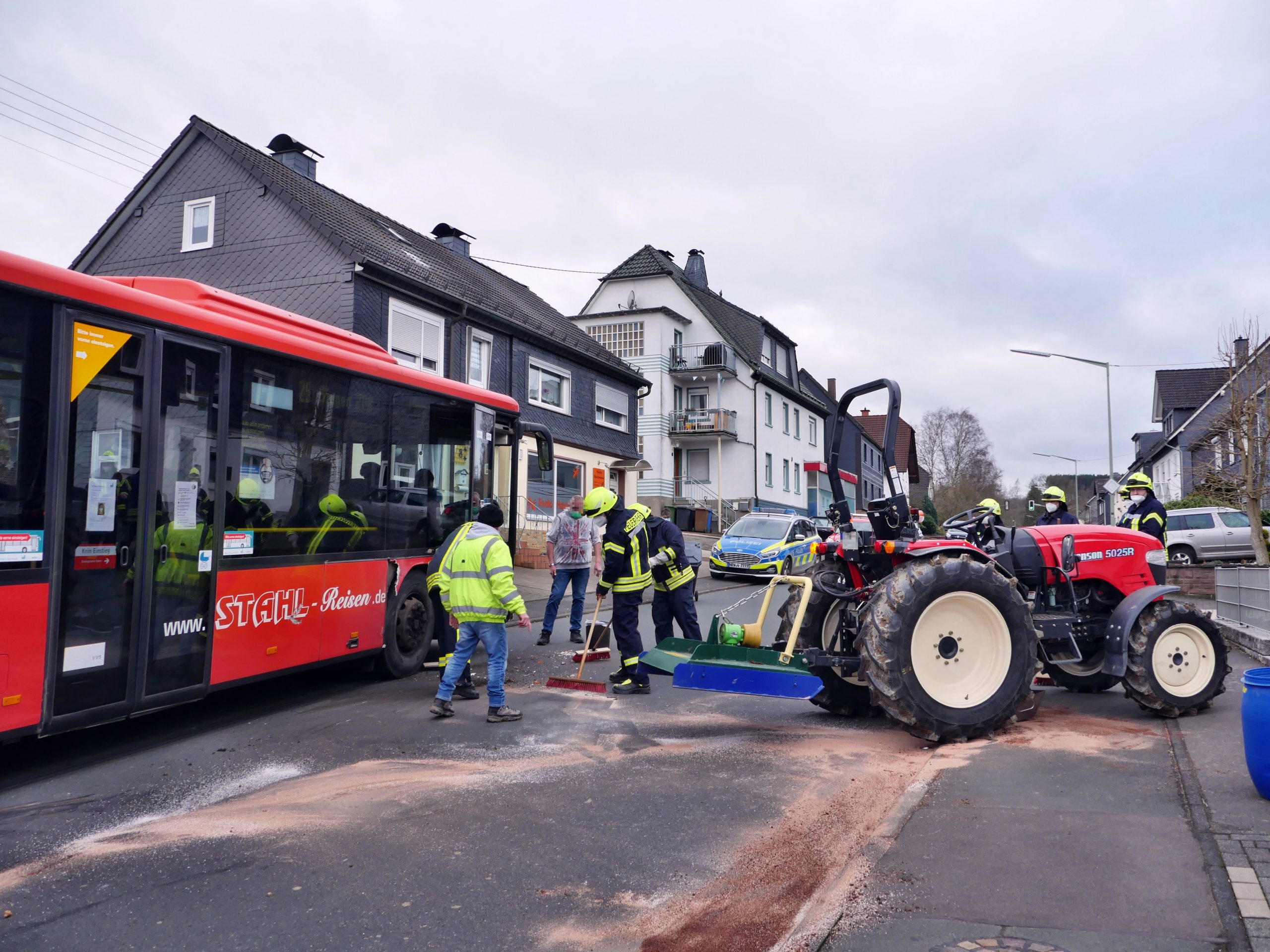 Linienbus kollidiert mit Traktor