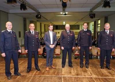 Nils Hartmann (Wilgersdorf, 2. v.r.) wurde zum Brandmeister befördert und zum stellvertretenden Einheitsführer Wilgersdorf ernannt. Er löste damit Bernd Kühn (3. v.r.) ab, der aus dieser Funktion verabschiedet wurde.