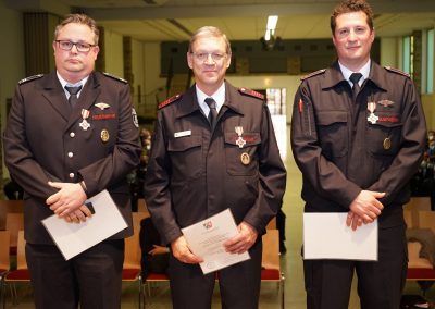Mit dem Feuerwehrehrenzeichen in Silber für 25-jährige aktive Mitgliedschaft wurden ausgezeichnet: Sascha Rohracker (Wilden), Meinolf Buschmann (Anzhausen), Dennis Wunderlich (Niederdielfen), Torsten Wertebach (Niederdielfen), Sebastian Brünning (Flammersbach).