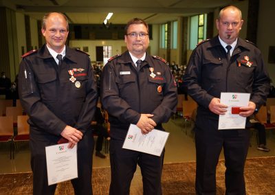 Das Feuerwehrehrenzeichen in Gold für 35-jährige Mitgliedschaft wurde verliehen an: Jochen Dax (Wilden), Peter Weisgerber (Gernsdorf), Sven Bandoss (Flammersbach), Mirko Fuchs (Anzhausen), Andre Brachthäuser (Wilgersdorf).