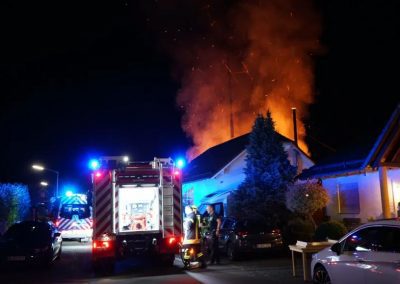 Gartenhütte und Hühnerstall in Flammen