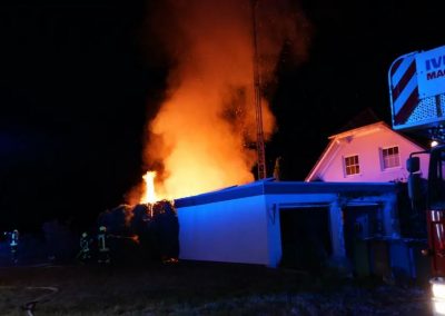 Gartenhütte und Hühnerstall in Flammen