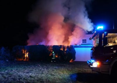 Gartenhütte und Hühnerstall in Flammen