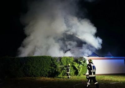 Gartenhütte und Hühnerstall in Flammen