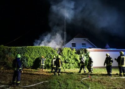 Gartenhütte und Hühnerstall in Flammen