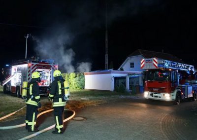 Gartenhütte und Hühnerstall in Flammen