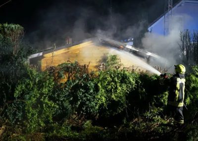 Gartenhütte und Hühnerstall in Flammen