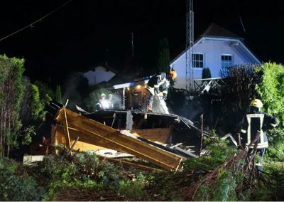 Gartenhütte und Hühnerstall in Flammen