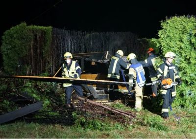 Gartenhütte und Hühnerstall in Flammen