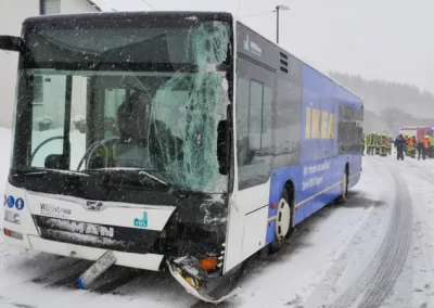 Gernsdorf: Linienbus rutscht in Gegenverkehr