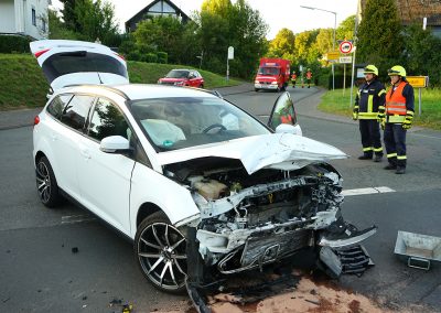 Eines der beiden Unfallfahrzeuge steht auf der L893.