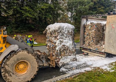 Mit einem Radlader werden die gelöschten Ballen aus dem LKW-Auflieger geholt.