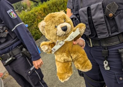 Die Polizei überreicht den Kindern einen Teddy zur Beruhigung.