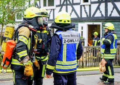 Feuerwehrleute mit Atemschutz