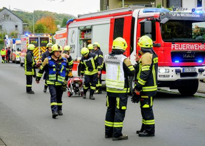 Feuerwehrfahrzeug mit Feuerwehrleuten
