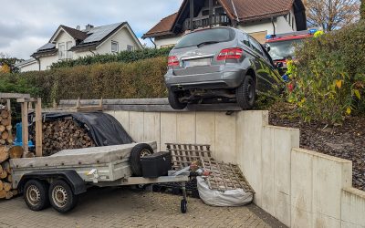 Einsatz für Feuerwehr in Rudersdorf – Auto hängt über Abgrund