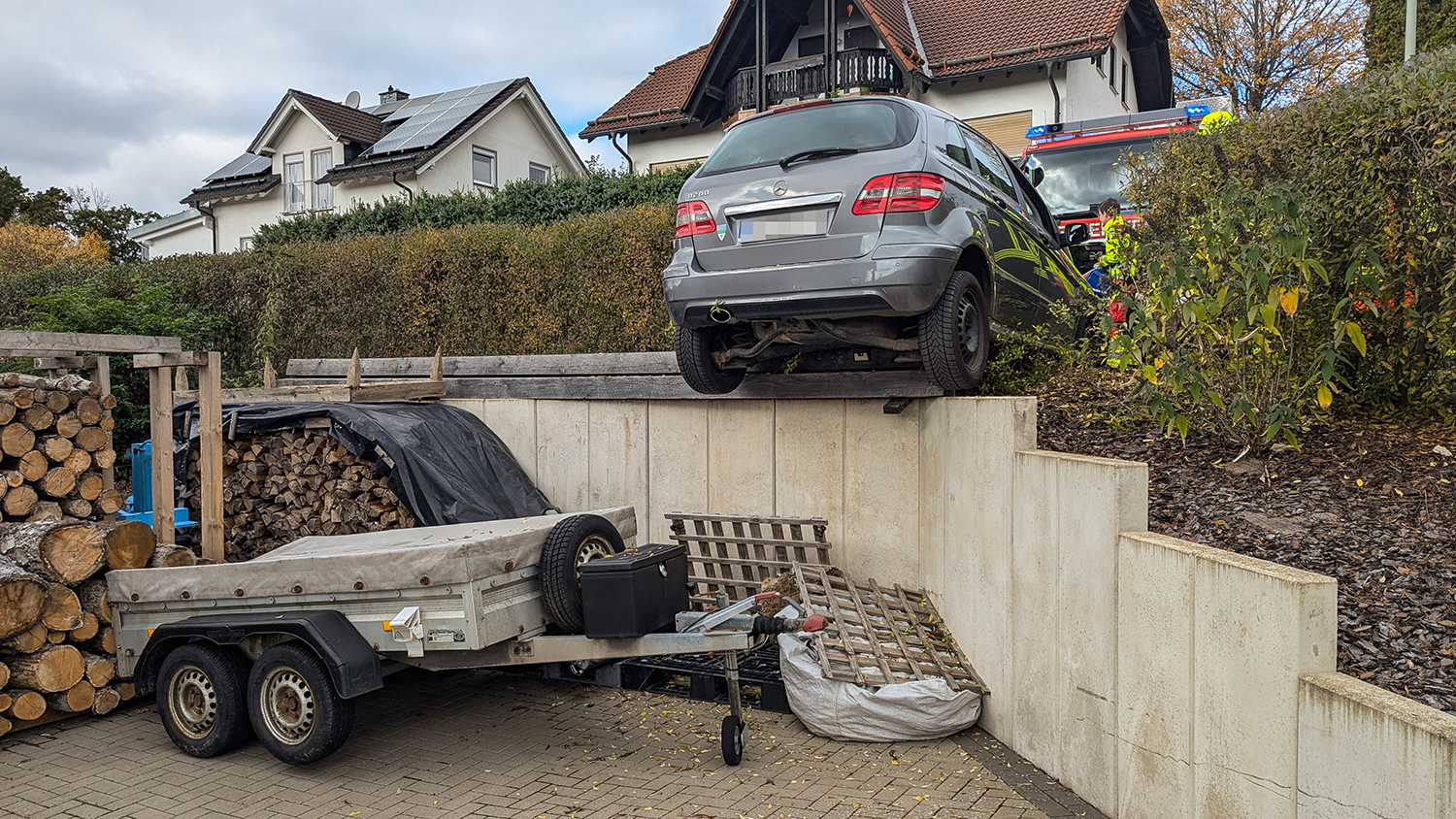Einsatz für Feuerwehr in Rudersdorf – Auto hängt über Abgrund Auto hängt über Abgrund