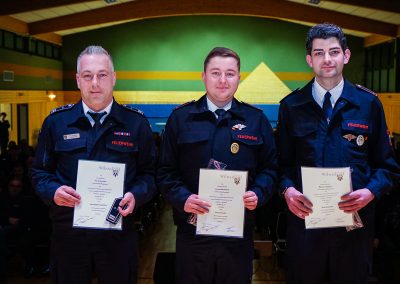 Im Rahmen der Jahresdienstbesprechung werden Tim Schneider (Wilgersdorf), Jonas Baumbach (Gernsdorf) und Bastian Walther (Wilgersdorf) befördert und zeigen ihre Urkunden.