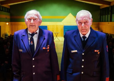 Ehrung für 70-jährige aktive Mitgliedschaft: Zu sehen sind zwei Feuerwehrleute.