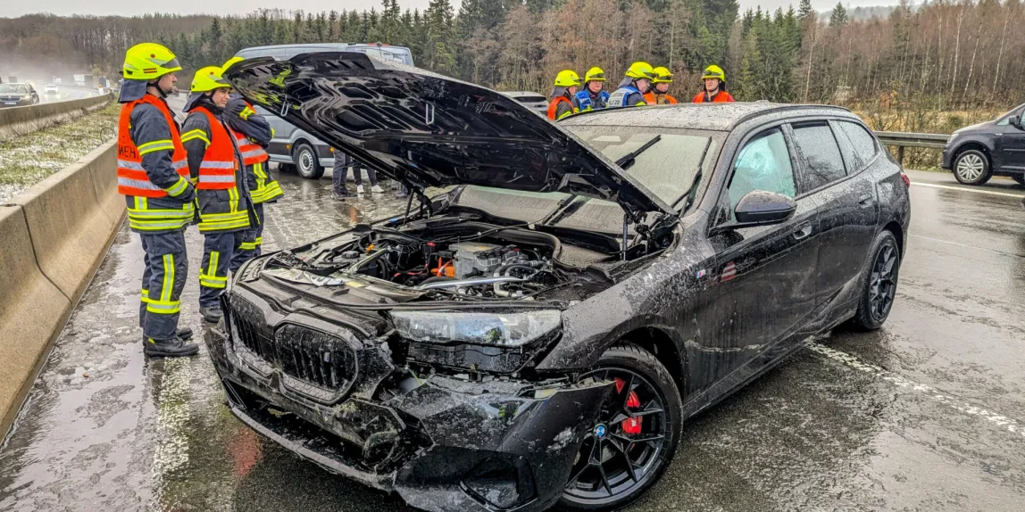 BMW schleudert auf schneeglatter Fahrbahn gegen Schutzplanke