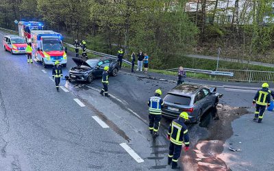 Wilnsdorf: Zwei Verletzte und zwei Totalschäden nach Kollision auf der L907