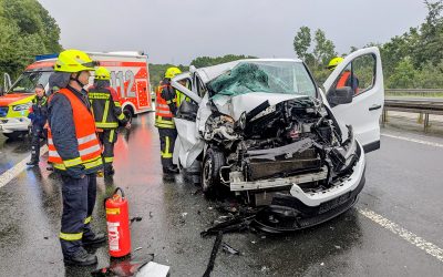 Kleinbus fährt auf Lastwagen – Sperrung der A45