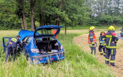 Auto kollidiert an der A45-Anschlussstelle Wilnsdorf mit Bäumen