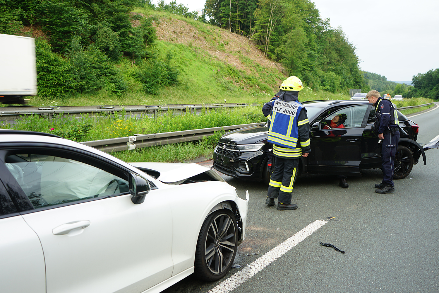 Auffahrunfall auf der A45 bei Wilnsdorf sorgt für Stau Zwei beschädigte Autos nach einem Auffahrunfall auf der Autobahn mit drei Feuerwehrleuten und einem Polizisten an der Einsatzstelle.