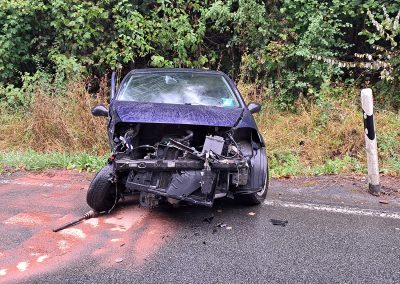 Ansicht eines im Frontbereich schwer beschädigten Unfallfahrzeuges.