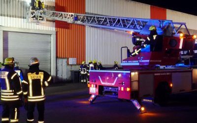 Brand in Lagerhallenkomplex