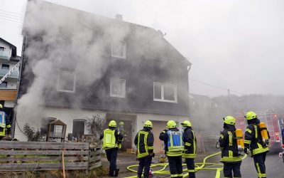 Feuerwehr rettet 21-Jährige bei Brand in Wohnhaus
