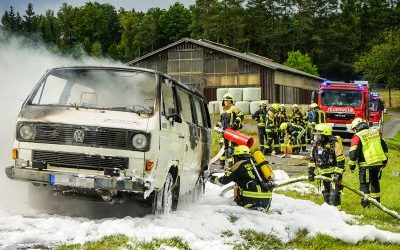 Oberdielfen: VW Bus im Vollbrand