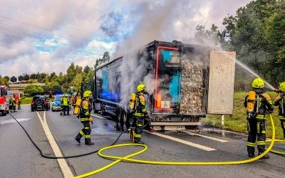 Brennender LKW-Auflieger an der A45-Ausfahrt Wilnsdorf