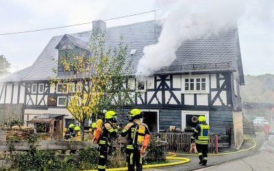 Großeinsatz in Wilden: Brand in altem Fachwerkhaus
