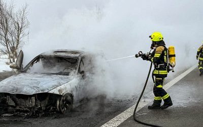 PKW brennt auf A45 bei Wilnsdorf komplett aus